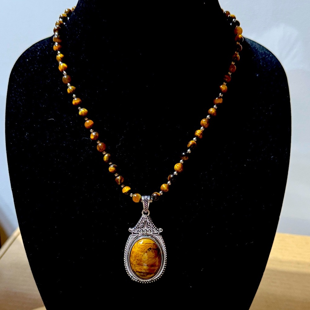 Elegant Silver and Brown Pendant Necklace